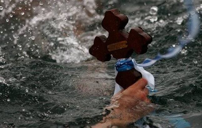 Γιατί ρίχνουμε τον Σταυρό στη θάλασσα τα Θεοφάνεια - Τι συμβολίζει ο Αγιασμός στα σπίτια