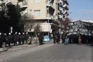 Θεσσαλονίκη: Επεισόδια στην πορεία των αντιεξουσιαστών - Διαδηλωτής πήρε φωτιά- BINTEO