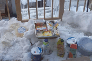 Σε απόγνωση οι κάτοικοι στο Χαλάνδρι - Πάνω από 30 ώρες χωρίς ρεύμα - Εβγαλαν τα τρόφιμα στο χιόνι