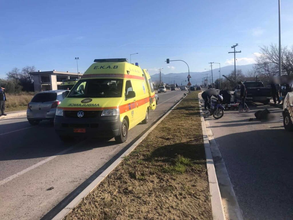 Αγρίνιο: δύο άτομα στο νοσοκομείο μετά από σοβαρό τροχαίο σε παράδρομο της εθνικής οδού - ΦΩΤΟ