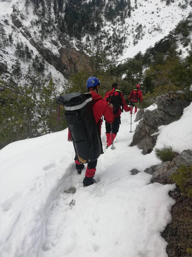 Καλάβρυτα: Βρέθηκαν νεκροί και οι τρεις αναρριχητές - Πολύωρη και επικίνδυνη η επιχείρηση μεταφοράς - Κίνδυνος νέας χιονοστιβάδας ΦΩΤΟ