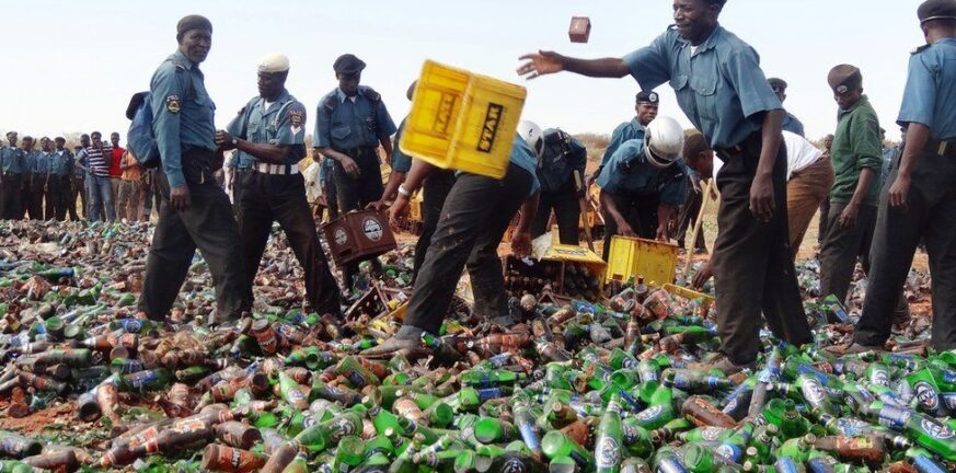 Νιγηρία: Η Αστυνομία κατέστρεψε 4 εκατ. μπουκάλια μπύρας λόγω του ισλαμικού νόμου