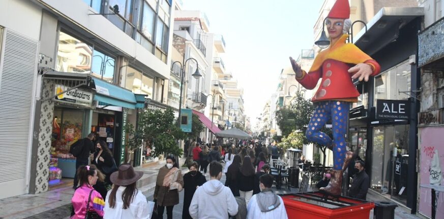 Πάτρα: Γέμισαν οι δρόμοι της πόλης με χαμόγελα - Θυμίζει 2019 η φετινή Τσικνοπέμπτη