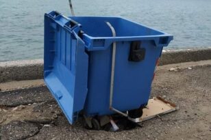 Πάτρα - Ρίο: Έβαλαν κάδο σε νέα τρύπα της παραλιακής - «Κούφιο» το έδαφος