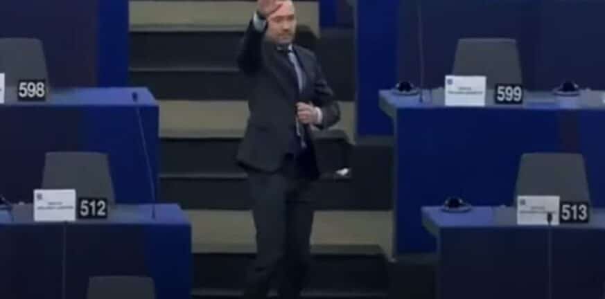 Ναζιστικός χαιρετισμός από ευρωβουλευτή της Βουλγαρίας μέσα στο Ευρωκοινοβούλιο – Θύελλα αντιδράσεων
