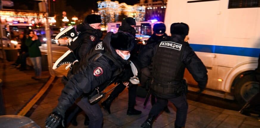 Ρωσία: Συλλήψεις διαδηλωτών κατά της εισβολής στην Ουκρανία σε 40 πόλεις