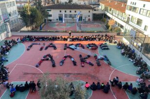 Δολοφονία 19χρονου: «Για κάθε Άλκη».. έγραψαν με τις τσάντες τους μαθητές στη Θεσαλονίκη