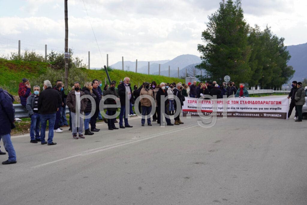 Αχαΐα: Την παλιά εθνική οδό Πατρών - Αθηνών έκλεισαν οι αγρότες του Αιγίου - ΦΩΤΟ