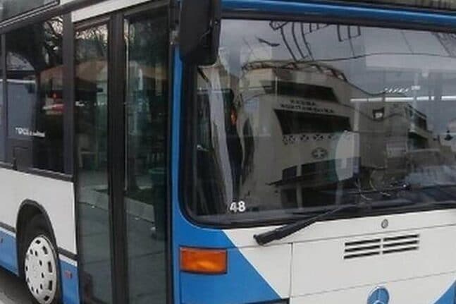 Θεσσαλονίκη: Χτύπησε γυναίκα που είχε στην αγκαλιά της το παιδί της μέσα σε λεωφορείο - ΒΙΝΤΕΟ