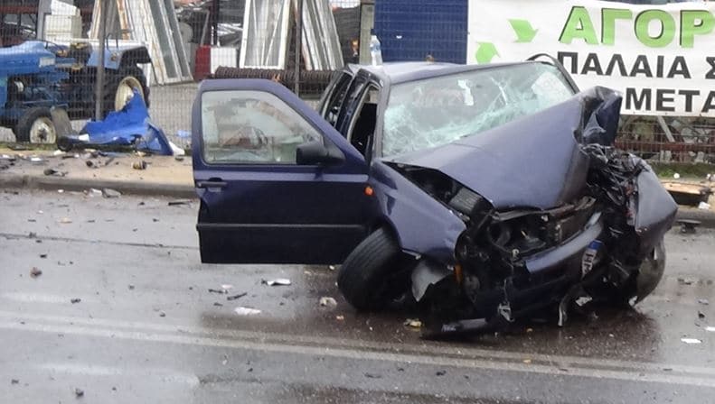 Αλεξάνδρεια - Τροχαίο: Αυτοκίνητο «καρφώθηκε» σε κολόνα - Δύο τραυματίες ΦΩΤΟ