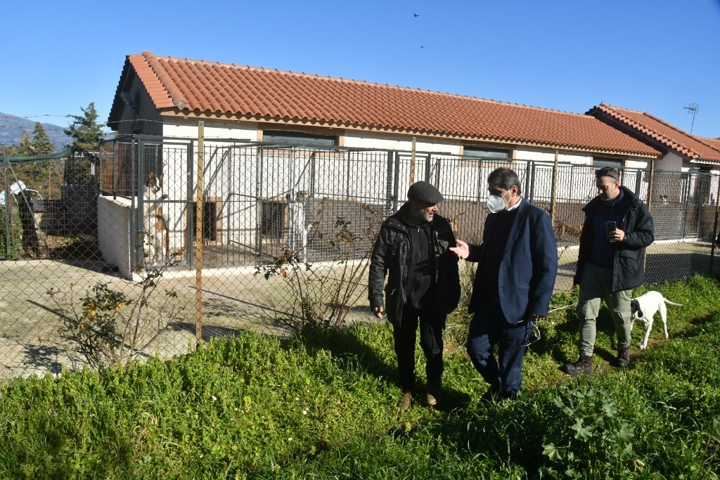 Πάτρα: Ο Κώστας Πελετίδης στο καταφύγιο αδέσποτων ζώων του Δήμου στο Δρέπανο - ΦΩΤΟ