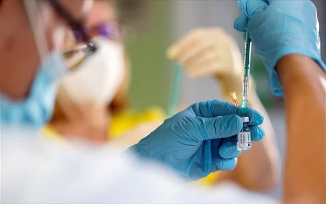 Εμβόλιο κορονοϊού: Ανοίγει την Τετάρτη η πλατφόρμα για την 4η δόση για πολίτες 70-79 ετών