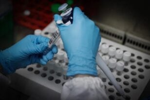 Κορονοϊός: Έρχονται τα νέα εμβόλια για την «Κράκεν» - Ποιοι θα τα κάνουν