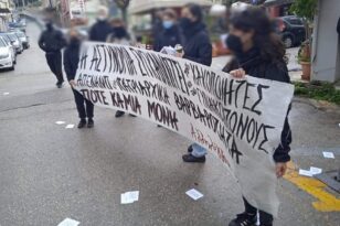 Πάτρα: «Σκηνικό» με αντιεξουσιαστές στο Αστυνομικό Μέγαρο για κακοποιημένη μητέρα - ΦΩΤΟ