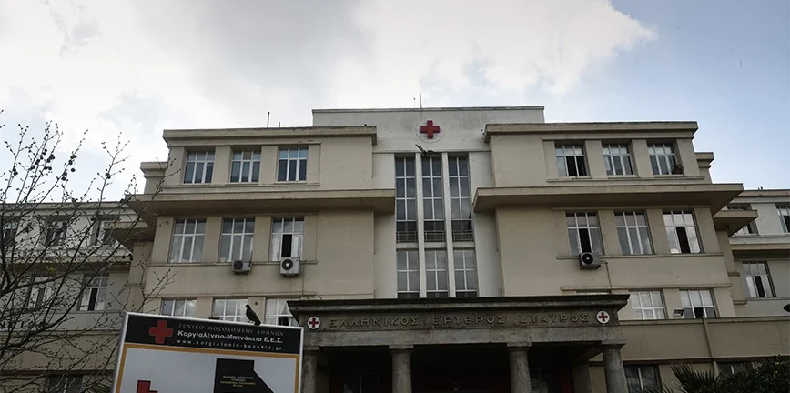 Ερυθρός Σταυρός: Γυναίκα απειλεί να πέσει από την ταράτσα - Λήξη συναγερμού - ΝΕΟΤΕΡΑ