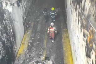 Ανοίγει ο καταπέλτης του Euroferry Olympia - Oι πυροσβέστες αναζητούν τους 6 αγνοούμενους
