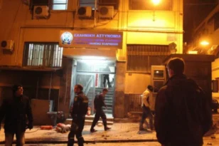 Εξάρχεια: Βίντεο από την επίθεση κουκουλοφόρων με μολότοφ στο αστυνομικό τμήμα
