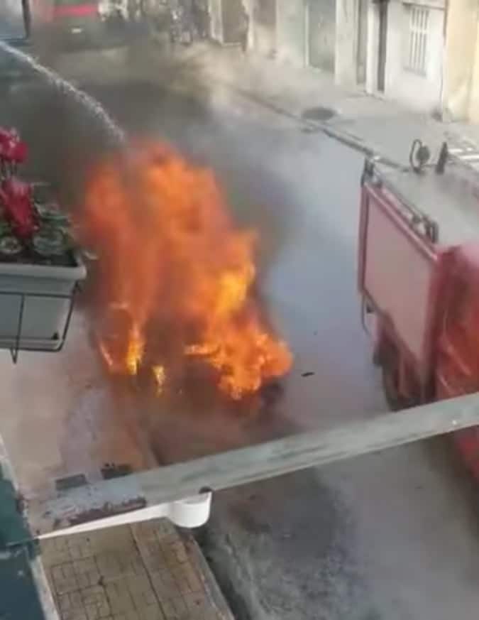 Φωτιά σε αυτοκίνητο στην Πάτρα - Καταστράφηκε ολοσχερώς ΦΩΤΟ 