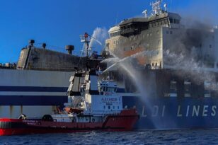 Euroferry Olympia: «Παγώνουν» οι έρευνες για τους αγνοούμενους στο φλεγόμενο πλοίο - Σε κλίση το πλοίο