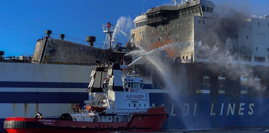 Euroferry Olympia: «Παγώνουν» οι έρευνες για τους αγνοούμενους στο φλεγόμενο πλοίο - Σε κλίση το πλοίο