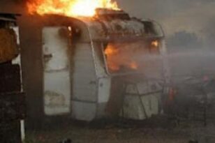 Πάτρα: Φωτιά σε οχήματα στην Οβρυά - Κάηκε τροχόσπιτο και ταξί