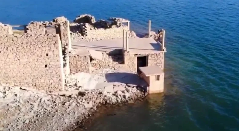 Το ελληνικό χωριό-φάντασμα που βρίσκεται στον βυθό της λίμνης Μόρνου (βίντεο)