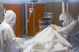 Κορονοϊός: Οι εισαγωγές στα νοσοκομεία υπερβαίνουν τα επίπεδα του περσινού Ιανουαρίου - Αύξηση θανάτων - Εμβόλια και στα φαρμακεία