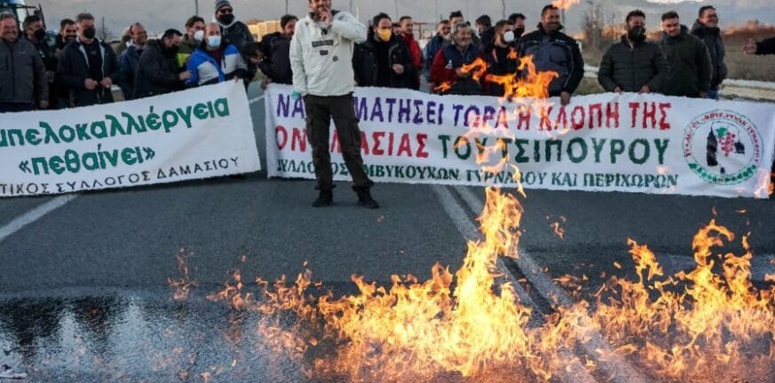 Πήραν φωτιά τα τσίπουρα στην εθνική οδό Λάρισας – Κοζάνης - ΒΙΝΤΕΟ