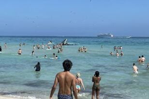 Μαϊάμι: Ελικόπτερο πέφτει σε παραλία, λίγα μέτρα από τους λουόμενους - ΒΙΝΤΕΟ
