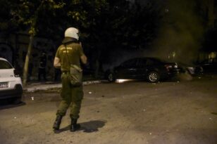 Επίθεση με βόμβες μολότοφ κατά αστυνομικών στα Εξάρχεια