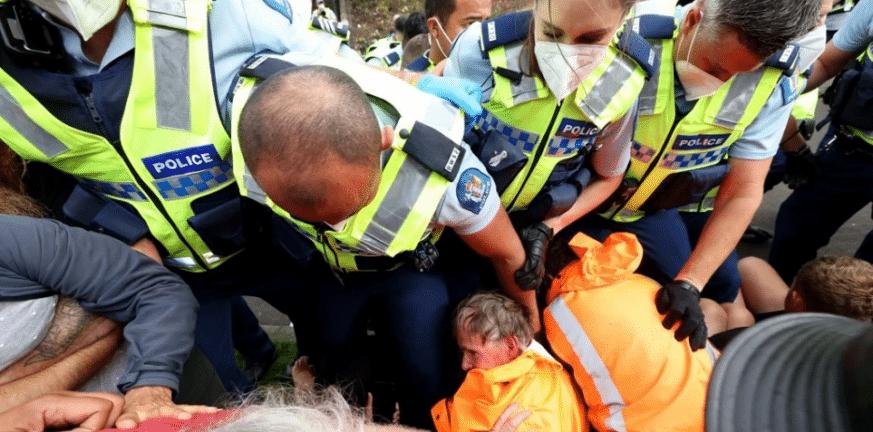 Επεισόδια και συλλήψεις σε διαδήλωση αντιεμβολιαστών στη Νέα Ζηλανδία