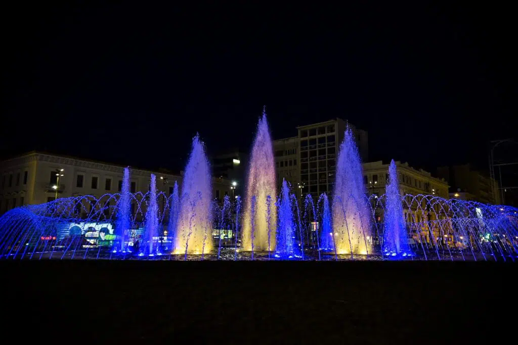 Στα χρώματα της Ουκρανίας το σιντριβάνι της Ομόνοιας και η Τεχνόπολη στην Αθήνα ΦΩΤΟ