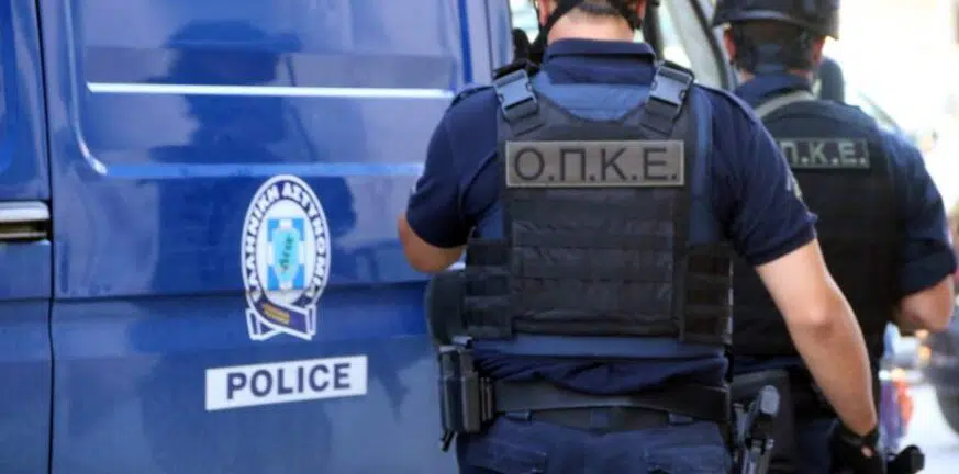 Αμαλιάδα: Μεγάλη επιχείρηση της Αστυνομίας - Εντοπίστηκαν όπλα σε ενοικιαζόμενα δωμάτια – Τρεις μέχρι τώρα συλλήψεις