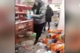 Πόλεμος στην Ουκρανία: Αδειάζουν τα ράφια των σούπερ μάρκετ στη Μαριούπολη - ΒΙΝΤΕΟ