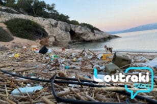 Τουρίστες ήρθαν στην Ελλάδα και καθάρισαν ακτή στο Λουτράκι