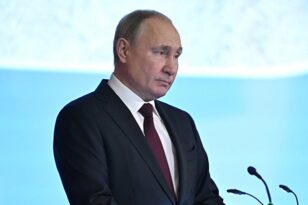 Το ΕΚΠΑ αφαιρεί τον τίτλο του επίτιμου διδάκτορα από τον Πούτιν