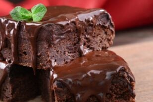 Λαχταριστή πανεύκολη σοκολατόπιτα με 3 υλικά -Χωρίς ψήσιμο και ζάχαρη