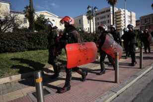 Αθήνα: Ένταση σε συγκέντρωση για την διαχείριση της πανδημίας - Έριξαν μπογιές στα ΜΑΤ - ΦΩΤΟ