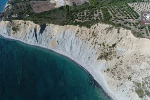 Πελοπόννησος: Οι «Νορμανδικές» ακτές της Ελλάδας που είναι σκέτη μαγεία από ψηλά
