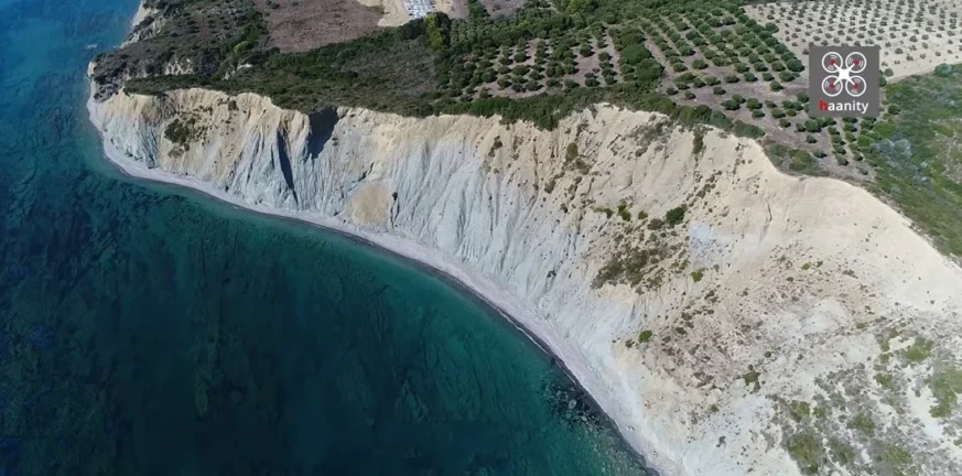 Πελοπόννησος: Οι «Νορμανδικές» ακτές της Ελλάδας που είναι σκέτη μαγεία από ψηλά