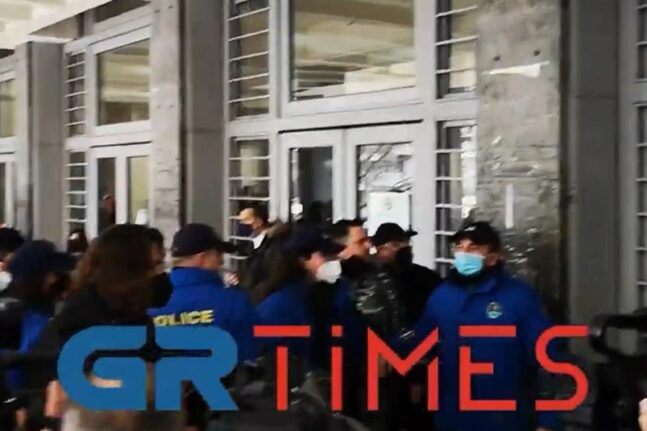 Δολοφονία Άλκη στη Θεσσαλονίκη: Βρισιές και κατάρες κατά των συλληφθέντων στα δικαστήρια - ΒΙΝΤΕΟ