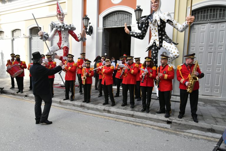 Πατρινό Καρναβάλι: Στον ρυθμό της Τσικνοπέμπτης όλη η πόλη