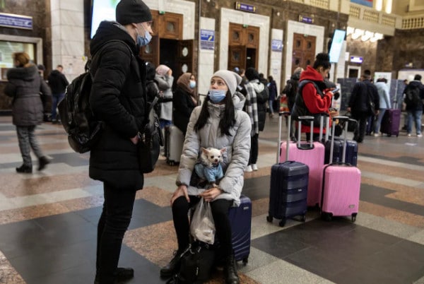 Πόλεμος στην Ουκρανία: Πολίτες με τα κατοικίδιά τους αναζητούν καταφύγια στο μετρό ΦΩΤΟ