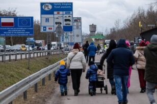 Εισβολή στην Ουκρανία: Πάνω από 300.000 πρόσφυγες στην Πολωνία