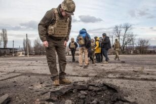 Ειδικό εξοπλισμό από την ΕΛΑΣ για την προστασία των δημοσιογράφων στην Ουκρανία