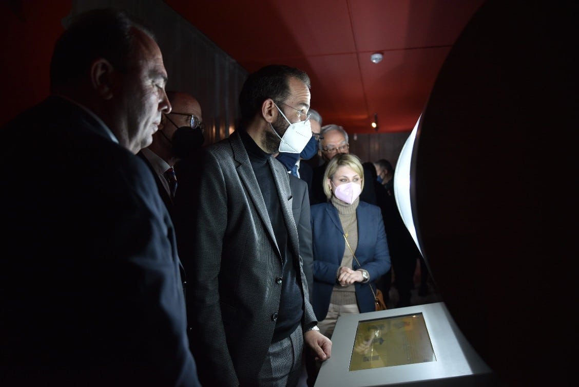 Καλάβρυτα: Εγκαινιάστηκε το ψηφιακό μουσείο – Φαρμάκης: «Διαχρονική μαρτυρία προσφοράς, παρακαταθήκη για τις επόμενες γενιές»