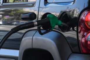Στον «Θεό» η τιμή της βενζίνης - Παγωμένοι οι οδηγοί με το νέο Limit up στα καύσιμα