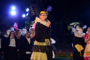 Πατρινό Καρναβάλι 2022: Μια μέτζο σοπράνο παρέα με τις ΣΦήγΚΕΣ στις σκάλες Γεροκωστοπούλου!