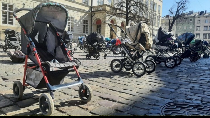 Ουκρανία: Άδεια παιδικά καρότσια Λβιβ, σύμβολο των παιδιών που χάθηκαν στον πόλεμο