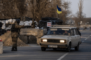Ουκρανία: Ρώσοι εισέβαλαν στο προεδρικό γραφείο στην Κριμαία – Κατέβασαν την ουκρανική σημαία